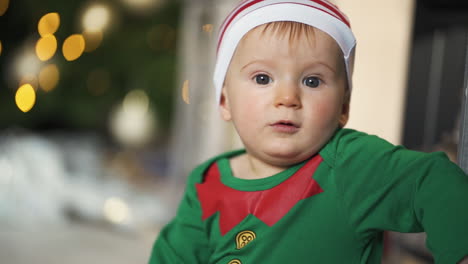 Weihnachtsmanns-Kleiner-Helfer-Im-Entzückenden-Elfenkostüm