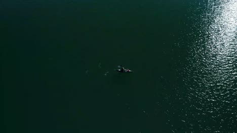 El-Agua-Rodea-A-Un-Jinete-De-Kayak-Solitario-En-Un-Día-Soleado-De-Cielo-Azul
