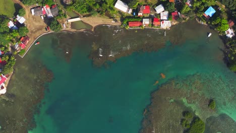 Aufsteigende-Vogelperspektive-Luftbild-über-Panama-Coral-Reef-Island-Resort-Türkisfarbene-Lagunenküste---Palmendschungel