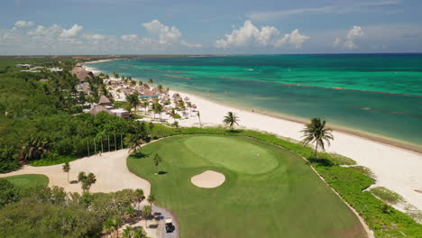 Fliegen-über-Den-Golfplatz-Am-Strand-Von-Playa-Del-Carmen,-Riviera-Maya,-Mexiko