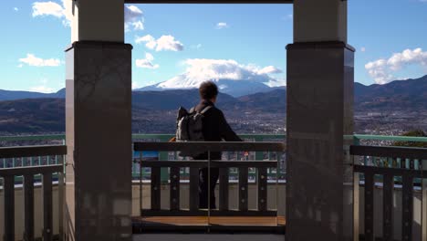 Tokio,-Japan---Ein-Tourist-Kerl-Mit-Blick-Auf-Die-Weite-Landschaft-Von-Der-Terrasse,-Wo-Der-Ikonische-Mt