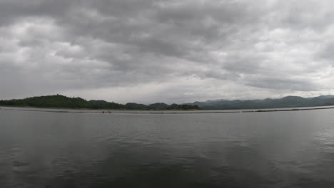 Timelapse-Lago-Y-Montaña-Con-Cielo-Nublado