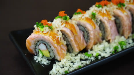 Rollo-De-Sushi-De-Salmón-A-La-Parrilla---Estilo-De-Comida-Japonesa