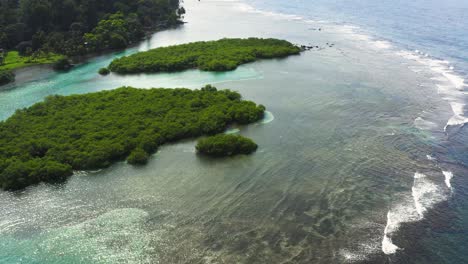 Panama-Luftküste-Blick-über-Blaues-Wasser-Türkisfarbenes-Korallenriff-Neigung-Bis-Zur-Palmenhügelwildnis