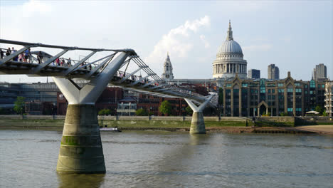 Timelapse-Millennium-Bridge-Con-St.paul-En-Londres,-Reino-Unido