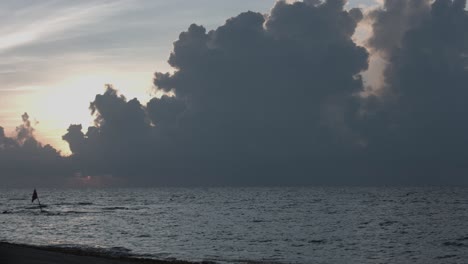 Nubes-Tormentosas-Sobre-El-Mar-Al-Atardecer.-Disparo-De-Encierro