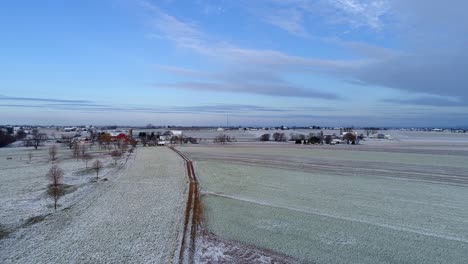 Luftaufnahme-Der-Amish-Landschaft-Nach-Einem-Leichten-Schneefall