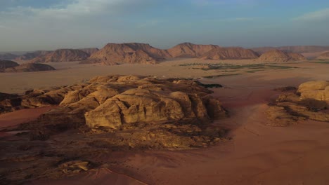 Wadi-Rum-Felsen-Im-Tal-Des-Mondes-Bei-Sonnenuntergang,-Jordanien,-Hohe-Luftaufnahme