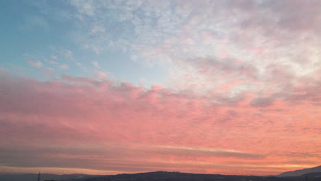 Blick-Auf-Schöne-Rote-Wolken-Und-Sonnenuntergang-über-Dem-Berg