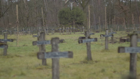 Mehrere-Fokusregale-Mit-Kruzifixreihen-Auf-Einem-Verlassenen-Friedhof