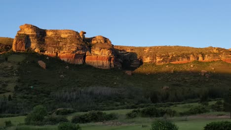 Camelroc-Guest-Farm-Mehrfarbige-Sandsteinberge-Direkt-Neben-Der-Grenze-Zu-Lesotho-Mit-Blick-Auf-Die-Maloti-berge