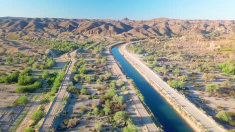 Drohnen-Luftaufnahme-Des-Gila-Schwerkraft-Bewässerungskanals---Yuma-Arizona-Im-Mittry-Lake-Wildtiergebiet