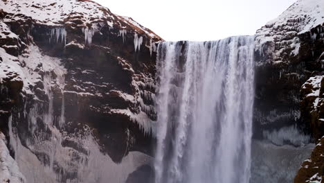 La-Cascada-De-Skogafoss-En-Islandia-Es-Una-Poderosa-Cascada-Glacial-En-Islandia-Que-Atrae-A-Muchos-Turistas