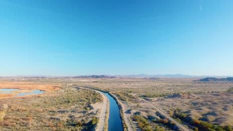 Weitwinkel-luftaufnahme-Des-Gila-bewässerungskanals-Und-Des-Hochlandsumpfes-Des-Mittry-sees---Yuma-Arizona