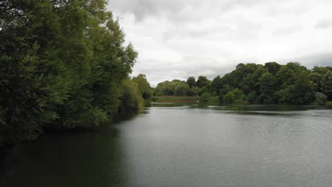 Luftdrohne-über-Dem-Ely-Great-Ouse-River-In-England-Zwischen-Grünen-Bäumen-Und-Natur