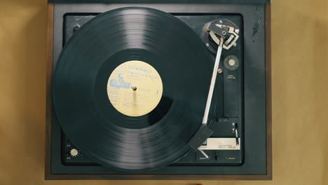 Overhead-Aufnahme-Eines-Vintage-Plattenspielers,-Der-Eine-Schallplatte-Dreht