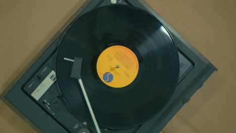 Overhead-cinematic-shot-of-a-record-spinning-on-a-turntable