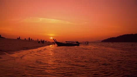 Berühmtes,-Traditionelles-Und-Ikonisches-Longtail-boot-An-Einem-Sandstrand-Auf-Der-Abgelegenen-Insel-Koh-Lipe-In-Thailand-Bei-Sonnenuntergang,-Nahe-Der-Malaysischen-Grenze