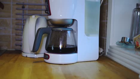 Kaffeemaschine,-Die-Frischen-Kaffee-In-Einem-Küchenzeitraffer-Macht