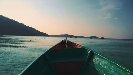 Machen-Sie-Eine-Bootsfahrt-Auf-Einer-Tropischen-Insel-In-Thailand-Bei-Sonnenuntergang-In-Einem-Der-Berühmten,-Traditionellen-Und-Ikonischen-Thailändischen-Longtail-Boote-In-Zeitlupe