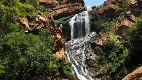 Crocodile-River-Wasserfall-Fließt-Und-Fällt-über-Felsen-In-Den-Nationalen-Botanischen-Gärten-Von-Walter-Sisulu-In-Roodepoort,-Südafrika
