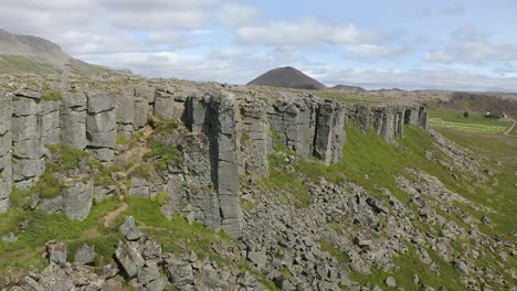 Basaltsäulen-Gerduberg-Antenne-Rückwärts-Nach-Oben-Enthüllt-Herrliche-Landschaften-Island