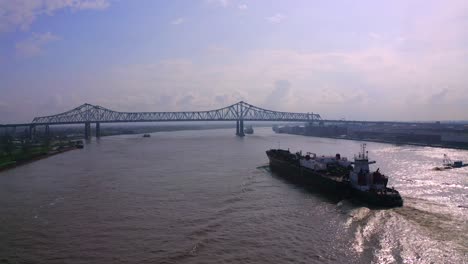 Busy-Mississippi-River-in-New-Orleans