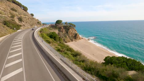 Carretera-Con-Vistas-Al-Mar,-Calella-Mediterránea,-Vegetación-Verde-De-Barcelona,-Ruta