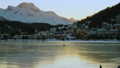 Leute,-Die-Im-Zugefrorenen-See-Von-St.-Moritz-Skaten