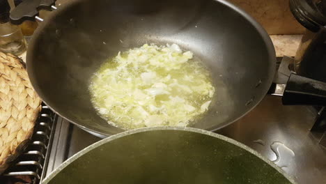 Erbsen-Und-Die-Zwiebeln-Kochen