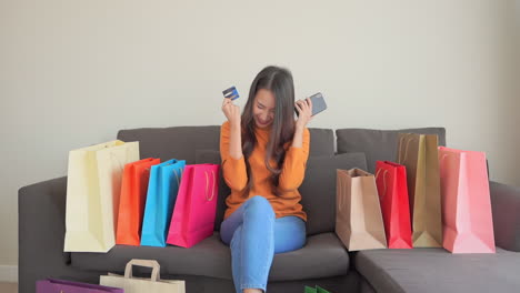 Junge-Asiatische-Frau,-Die-Telefon-Kauft,-Online-shopping-Per-Kreditkarte-Kauft-Und-Sich-Glücklich-Fühlt