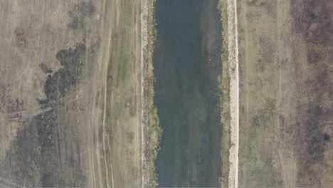 Caudal-Del-Río-Desde-La-Perspectiva-De-Un-Dron