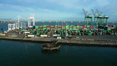 Cranes-along-the-logistics-center-of-the-bay-and-estuary