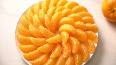 Frische-Orangen-Auf-Dem-Teller---Gesundes-Konzept