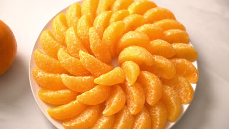 Frische-Orangen-Auf-Dem-Teller---Gesundes-Konzept
