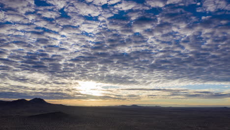 Hiperlapso-Aéreo-De-Nubes-Cirroestratos-En-El-Desierto-De-Mojave-Al-Amanecer