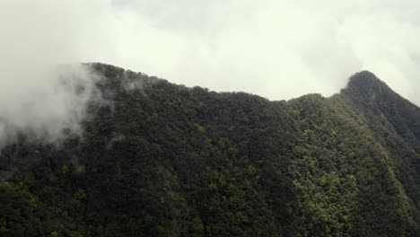 Luftaufnahme-Der-Dulan-Berge-über-üppigen-Gipfeln---Bergwolken-Schwenken-Nach-Rechts,-Die-Landschaft-Des-Taitung-Tals-Darunter