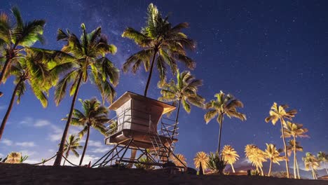 Nacht-Timelaspe-Von-Haleiwa-Beach,-Während-Wolken-Und-Sterne-Hinter-Einer-Rettungswache-Vorbeiziehen---Oahu-Hawaii