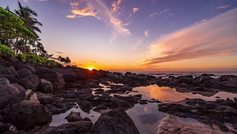 Zeitraffer-Des-Sonnenuntergangs-über-Den-Küstenfelsenbecken-Der-Nordküste---Oahu-Hawaii