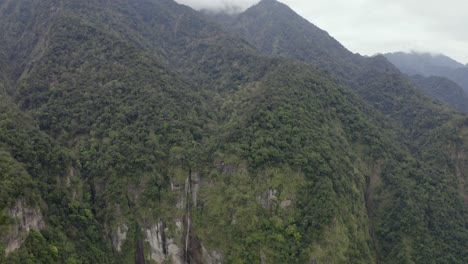 Felsiger-Taiwaner-Dschungel-Forstwirtschaft-Berg-Nebliger-üppiger-Dschungel-Gipfel-Luftrückzug-Nach-Links-Drehend