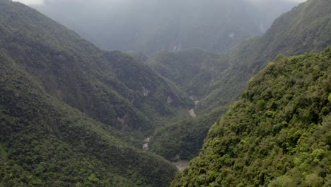 Luftaufnahme-Des-Tropischen-Taroko-Tal-Berggrüns,-Geschichtete-Walddschungelwildnis