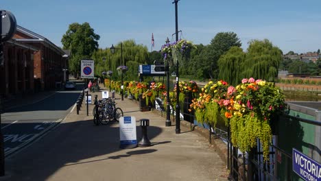 Shrewsbury,-Flores-Y-Bicicletas-Junto-Al-Río,-Inglaterra,-Reino-Unido-Versión-De-20-Segundos