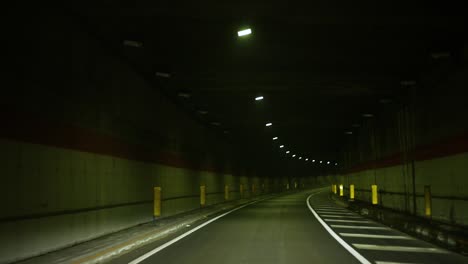 Pov-Eines-Autos,-Das-Nachts-Langsam-Durch-Einen-Dunklen-Und-Langen-Tunnel-Fährt