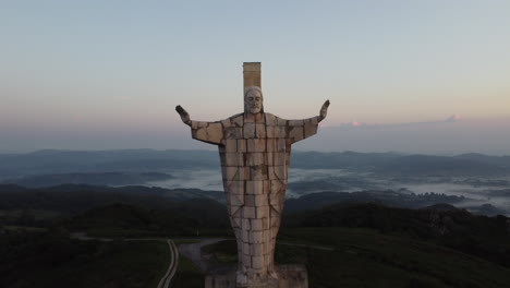 Enthüllung-Einer-Religiösen-Statue-Aus-Beton-Auf-Einem-Berggipfel