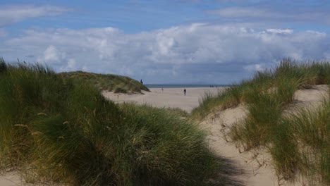 Menschen,-Die-An-Einem-Windigen-Tag-Am-Barmouth-Beach-Spazieren-Gehen,-Mit-Blick-Auf-Die-Halbinsel-Llŷn,-Wales,-Uk-20-Zweite-Version