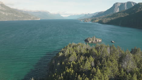Schöne-Luftaufnahme-Eines-Großen-Sees-Am-Fuße-Eines-Berges-In-Argentinien