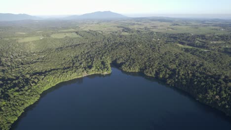 Ruhige-Umgebung-Am-Lake-Eacham-In-Atherton-Tableland,-Queensland,-Australien---Luftdrohnenaufnahme