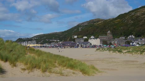Looking-towards-Barmouth,-Beach-and-Town-in-Wales,-UK---20-Second-version