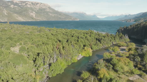 Schöne-Weitwinkelluftaufnahme-Eines-Großen-Sees,-Der-Vor-Den-Bergen-In-Argentinien-Sitzt