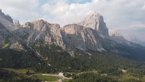 Mountain-view-of-Tofana-Di-Roses-in-Dolomites